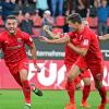 Freude beim FC Ingolstadt: Nach dem 3:0-Erfolg gegen die Würzburger Kickers sind die Schanzer Tabellenführer der 3. Liga. Hier bejubeln Torschütze Fatih Kaya (links) und Vorlagengeber Maximilian Thalhammer (rechts) den Treffer zum 1:0. 