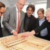 Das neue Curt-Frenzel-Stadion im Modell erläuterten gestern die Architekten Stefan Öttl und Jürgen Hermann (rechts) Baureferent Gerd Merkle, Oberbürgermeister Kurt Gribl und Sportreferent Peter Grab (von links). Foto: Ulrich Wagner