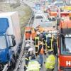 Ein 55-jähriger Lkw-Fahrer hat am Dienstagnachmittag auf der A8 bei Günzburg einen Schwächeanfall erlitten. Der Laster wurde zwischen der Böschung und der Leitplanke eingekeilt. Der Mann blieb unverletzt. 