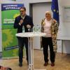 Konstantin von Notz und Claudia Roth fordern ihre Zuhörer auf, bei der Europawahl ihre Stimme einer demokratischen Partei zu geben.  	