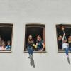 Die fleißigen Helferinnen rund um Sandra Dumberger (3. von links) haben die alte Schule aufpoliert. Am 1. Mai feiert die achtjährige Julia Wunderlich (2. von rechts) ihre Kommunion in dem Gemeinschaftshaus. 
