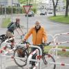 Verbesserungswürdig: Die Umlaufsperren für Radfahrer am Allgäuer Ring tragen mehr zur Verunsicherung, statt zur Sicherheit bei, sind sich Florian Dufner (links) und Ewald Ottmann vom ADFC in Neu-Ulm einig. 	