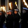 Soldaten des Wachbataillons sind auf dem Gelände des Verteidigungsministeriums in Berlin für einen Großen Zapfenstreich aufmarschiert. Foto: Maurizio Gambarini/Archiv dpa