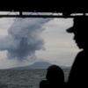 Marinesoldaten beobachten eine Rauchwolke über dem Vulkan Anak Krakatau.