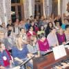 Eine Chorprobe mit Hermann Dreier im Sängerheim, das sich der Verein in der ehemaligen Schule in Eigenleistung eingerichtet hat. 