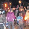 In Reinhartshofen zogen viele Kinder mit ihren Eltern zum Funkenfeuer. 