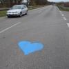 Das Herz ist ein Zeichen der Liebe – dieses Herz, kurz hinter der Dillinger Donaubrücke, ist jedoch eine Sachbeschädigung, erklärt die Polizei. 