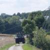 Ein Traktorfahrer hat am Dienstag eine 200 Meter lange Telefonleitung in Griesbeckerzell beschädigt. Dieser Traktor (Foto) fährt an einem umgefallenen Strommast vorbei.