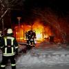 Feuerwehreinsatz im Remshartgäßchen in Augsburg: In der Silvesternacht brannte es dort in einem Carport sowie dem Zugang einer Tiefgarage.