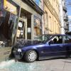 Ein Pkw steht am Sonntag (03.04.11) in Augsburg in der zerstörten Fassade eines Bäckers. Der BMW kam von der Volkhartstrasse ab, fuhr über den Gehweg und kam erst im Bäckerei-Schaufenster zum Stehen. Der Fahrer wurde nicht verletzt. 
Foto: Feuerwehr 