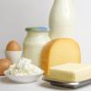 Triglyceride sind Fette, die in zahlreichen Lebensmitteln stecken - unter anderem in Milchprodukten.