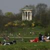 Ein 17-jähriger Schüler ist von einem Unbekannten im Englischen Garten durch einen Tritt schwer verletzt worden.