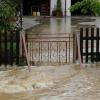 Hochwasser in Welden: Die Laugna tritt über ihre Ufer.