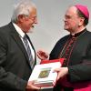 Bischof Bertram Meier (rechts) überreichte dem langjährigen Kreisarchäologen Richard Ambs die Ulrichsmedaille. 