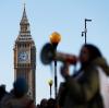 Der schöne und neu renovierte Glockenturm vor dem Parlamentsgebäude in London – vor dem mal wieder Beschäftigte des Gesundheitsdienstes NHS demonstrieren.