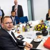 Bundesinnenministerin Nancy Faeser (r.), Verdi-Chef Frank Werneke sowie der dbb-Vorsitzenbde Ulrich Silberbach (l.) zu Beginn der dritten Verhandlungsrunde in Potsdam.