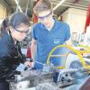 Monika Dörr von der Mittelschule Bad Kohlgrub dreht unter Anleitung des Werkzeugmechaniker-Azubis Dennis Bartmann ein Aluwerkstück. 