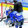 EVL-Torwart Rostislav Kosarek (am Boden) musste im Spiel beim SC Riessersee mit einer Gehirnerschütterung vom Eis. Archiv-Foto: Sibylle Seidl-Cesare