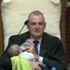 Neuseelands Parlamentspräsident Trevor Mallard füttert während einer Debatte in der Nationalversammlung in Wellington ein Baby.