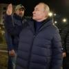 Auf diesem von einem russischen Fernsehsender am 19.03.2023 veröffentlichten Videostandbild winkt Wladimir Putin, Präsident von Russland, Anwohnern zu.