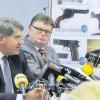 Augsburgs Leitender Oberstaatsanwalt Reinhard Nemetz (links) und Kripo-Chef Klaus Bayerl gestern auf der Pressekonferenz. Im Hintergrund sind Fotos zu sehen, die einen Teil des aufgefundenen Waffenarsenals zeigen.  