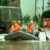 Ein Bild aus Neu-Ulm aus dem Jahr 1999: Damals musste die Bundeswehr beim Hochwasser Menschen aus ihren Erdgeschosswohnungen holen.
