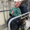 Auch Rollstuhlfahrer wie Thomas Burghart, der Behindertenbeauftragte der Stadt Günzburg, können jetzt dank einer mobilen Einstiegshilfe ICEs am Bahnhof in Günzburg nutzen. 