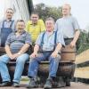 Die arbeitswillige Gruppe aus Harthausen mit Organisator Ewald Diehr (vorne Mitte) macht Pause auf einer Bank. 