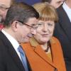 Am Wochenende wird es kein Treffen Angela Merkels mit dem türkischen Ministerpräsidenten Ahmet Davutoglu (links) geben. 