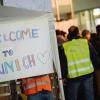 Freiwillige Helfer stehen am Hauptbahnhof neben dem Schild "Welcome to Munich".  Die deutsche Bundespolizei rechnet für Samstag mit der Ankunft von 5000 bis 7000 Flüchtlingen.