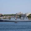 Ein russisches Kriegsschiff liegt vor der Hafenstadt Sewastopol. Hier soll es zu einem ukrainischen Angriff gekommen sein.