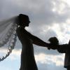 Damit das Brautpaar die Hochzeitsfeier unbeschwert genießen kann, sollte es einige Fehler bei der Hochzeitsplanung vermeiden. 