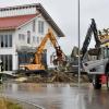 Auf einer Baustelle in Denklingen ist am Freitagvormittag ein Gerüst eingestürzt. Mehrere Arbeiter wurden verschüttet, vier von ihnen sind tot.