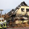 Feuerwehrleute stehen vor dem ausgebrannten Ostseehotel auf der Halbinsel Fischland-Darß-Zingst. Das Feuer in dem mit Reet gedeckten Haus brach am Abend aus.