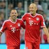 Die Bayern Arjen Robben (r) und Franck Ribéry haben den sehenswerten Führungstreffer gegen Gladbach herausgespielt.