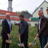 Symbolisch starteten sie die Bauarbeiten für die neuen Parkplätze: (von links) Johannes Käser (Fa. Thannhauser), Bürgermeister Hans Kaltner, Hakan Kilic (Fa. Thannhauser), Josef Tremel und Moritz Ladwig (beide Ing.Büro Tremel).