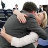 Der niedersächsische CDU-Politiker David McAllister, Abgeordneter im Europäischen Parlament, umarmt Ursula von der Leyen nach der Bekanntgabe des Wahlergebnisses im Plenarsaal.