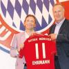 Karl-Heinz Rummenigge (rechts), Vorstandsvorsitzender des FC Bayern, und Christian Ehrmann besiegelten die neue Partnerschaft. 