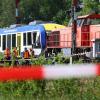 Bahnmitarbeiter vor dem verunglückten Personenzug  nahe des Aichacher Bahnhofs.