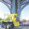 Ulmer Besuch in Paris: Eine Hub-Arbeitsbühne der im Stadtteil Jungingen ansässigen Firma Schirmer ist derzeit bei der Montage eines Lastenaufzugs im Eiffelturm beteiligt. 