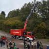 Hoch hinaus ging es mit diesem Sonderrüstfahrzeug. Die Ehekirchener Wehr zeigte den Besuchern, mit welcher Technik ein Baum gefällt wird.  	