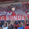 Ausnahmezustand in Heidenheim: Team und Fans freuten sich bei der Titelfeier über die Zweitliga-Meisterschale – trotz Alufelgen-Design. Foto: B. Veh