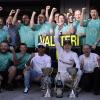 Valtteri Bottas (M.) ließ sich von seinem Mercedes-Team feiern.