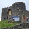 Carrickfergus Castle liegt auf einer Felsspitze an einem Naturhafen. 