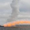 Ein russisches Kriegsschiff nimmt an einem Manöver im Schwarzen Meer vor der Krim teil.  An der Grenze zur Ukraine sind russische Landstreitkräfte aufmarschiert.