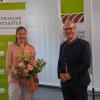 Der Geschäftsführer der BaySG Anton Dippold begrüßt die neue Leiterin am Staatsgut Achselschwang, Dr. Franziska Blümel.