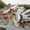 Nach dem Bruch eines Radreifens prallen im Juni 1998 im niedersächsischen Eschede mehrere ICE-Waggons bei Tempo 200 gegen eine Straßenbrücke. 101 Menschen sterben.