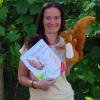 Maria Fest aus Schiltberg hat kürzlich ihr erstes Kinderbuch mit dem Titel „Zwei Schmeichis gehen surfen“ veröffentlicht. Auf dem Foto ist das Kuscheltier Ming, eine der Hauptfiguren des Buchs, zu sehen.