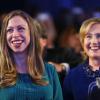 Bill Clinton freut sich über den Nachwuchs seiner Tochter Chelsea, hier mit ihrer Mutter Hillary Clinton. 