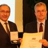 Bei seiner Verabschiedung im Jahr 2018 erhielt Johann Huber (links) von Amtschef Hubert Bittlmayer die Staatsmedaille in Silber überreicht. 